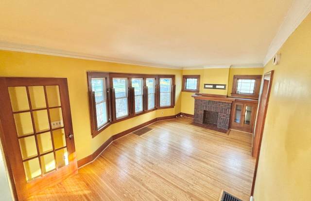 Photo of Spacious 3bd House | Driveway | Sunroom