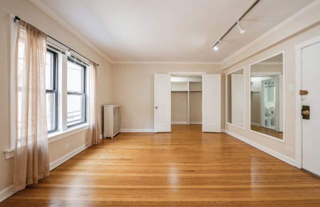 2326 N Lincoln Park West