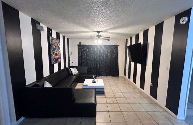 SPACIOUS 2/2 WITH SPLIT FLOOR PLAN WITH BALCONY ACCESS!