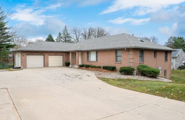 2240 Breton Rd SE - 2240 Breton Road Southeast, Grand Rapids, MI 49546