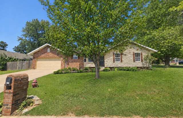 3 Bedroom | 2 Bathroom | 2 Car Garage | Fenced backyard | Nixa MO! | Nixa Schools!