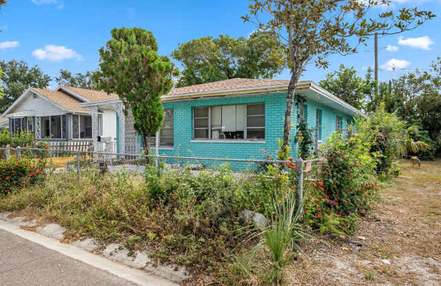 Urban Oasis: Spacious 5 Bed, 2 Bath Home in Saint Petersburg - Section 8 Welcome!