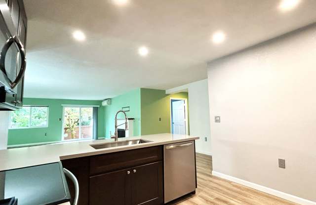 Cozy, Conveniently Located Large One Bedroom Condo!