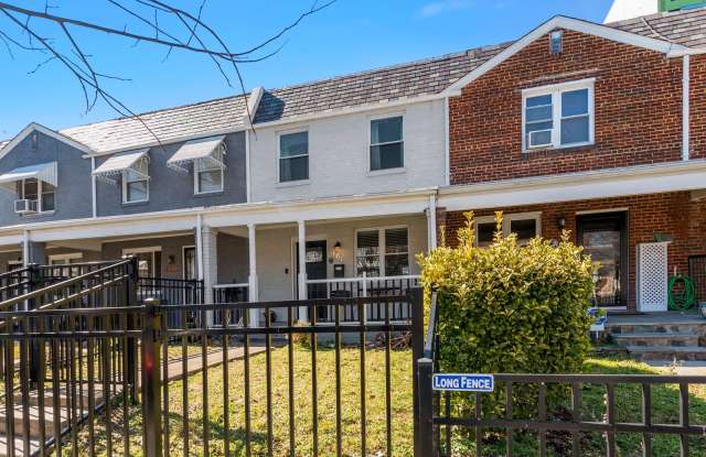 Photo of Recently Updated, 2 bed 2 1/2 Bath with Fenced Front and Back Yard!