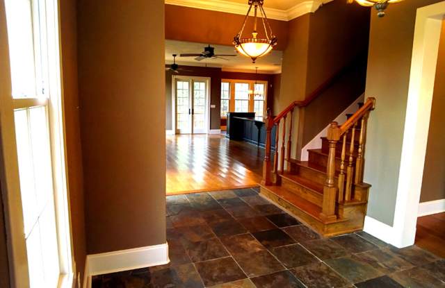 4 Bedroom Luxury Townhome - Great Location