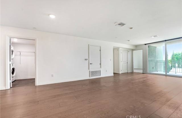 5818 Whitsett Avenue