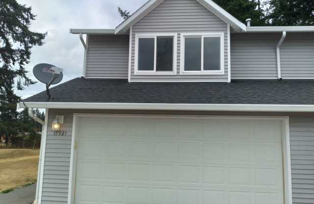 Photo of Charming 3-Bed Duplex with 2.5 Baths  1600 Sq Ft - Prime Tacoma Location!