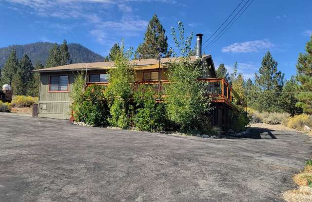 3 Bedroom Home with Mountain Views Bordering National Forest