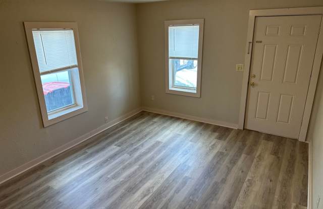 2 Bedroom, 1 Bathroom Home with large backyard, near Downtown Springdale