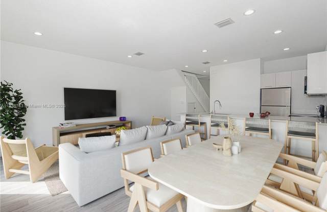 1313 NW 27 Terrace, Pompano Beach, FL 33069