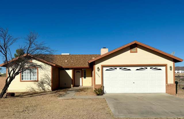 Cute 3 bedroom 2 Bathroom Home in Central Kingman!