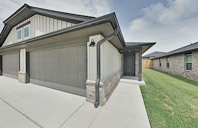 2 Bedrooms 2 Bathroom 2 Car Garage Duplex Close to Broadway Extension, a short distance from Edmond and easy access to downtown OKC
