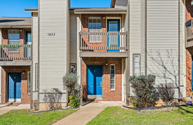 RIVER CROSSING TOWNHOME - 2BD -2.5BA - GREENBELT VIEW - WASHER/DRYER - RESERVED PARKING