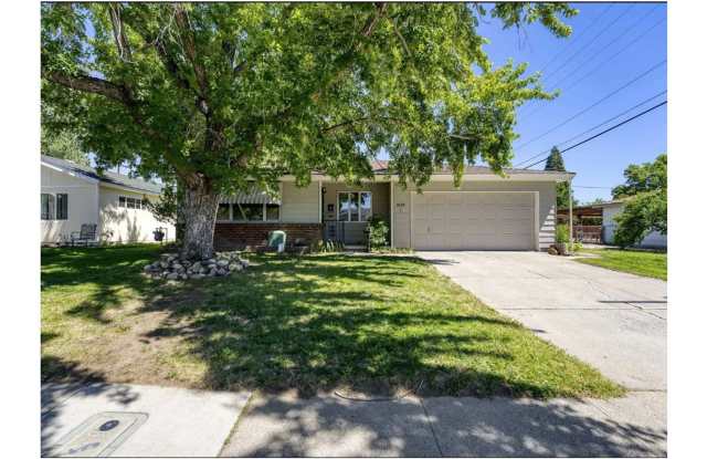 Charming 1-story Home with a Big Backyard Near Midtown