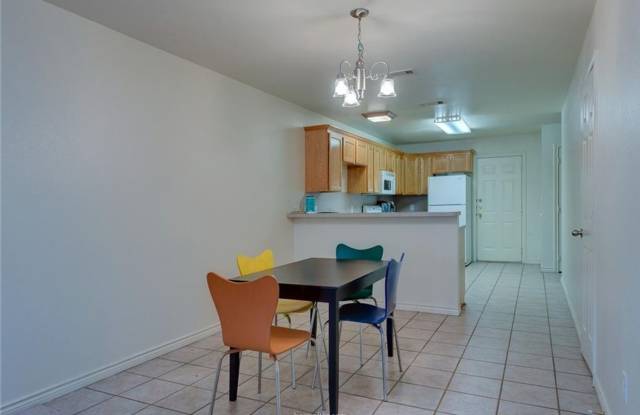 Beautiful 3 Bed, 3 Bath Duplex in South College Station!