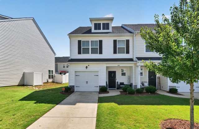 Charming 3BR Townhome in Terrell