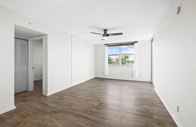 1505 N Riverside Drive