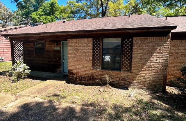 Gorgeous 2 Bedroom 1 1/2 Bathroom Duplex Located Off of North Monroe. Fresh Paint and New Flooring! - 3017 Homewood Place, Leon County, FL 32303