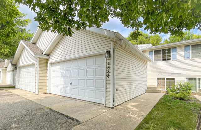 3 bedroom, 2 bath Townhome located in South Fargo!