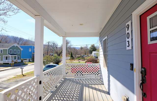Pet-Friendly Belmont Home With Fenced Yard