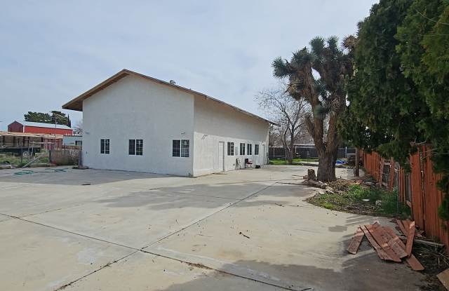 3044 West Avenue L 2, Unit B - 3044 West Avenue L, Lancaster, CA 93536