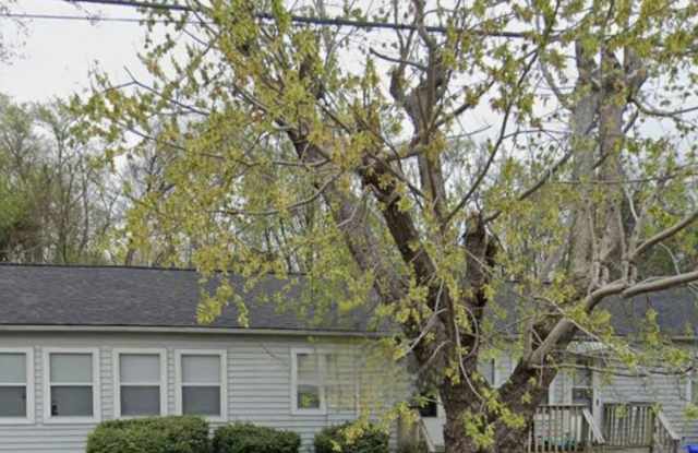 Oak Ridge 37830 - 2 bedroom 1 bath apartment - Contact Lisa Vineyard or Shannon Russell (865) 216-9334