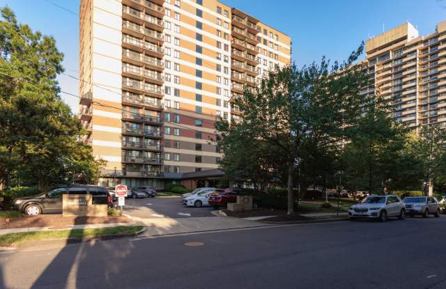 Alexandria Spacious One Bedroom-All Energy Utilities Included, Parking Included, Private Balcony, Roof Top! - 801 North Pitt Street, Alexandria, VA 22314