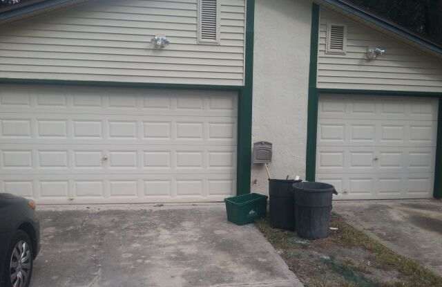 3 Bedroom 2 Bath Duplex in Winter Park For RENT!