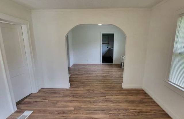 COMING SOON! 2 Bed 1 Bath Home! $1,050.00