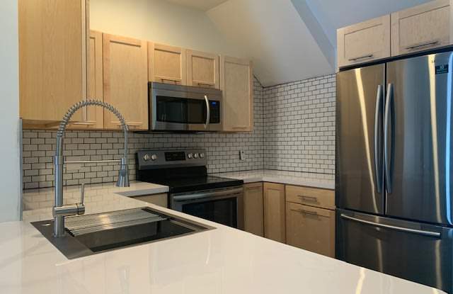 932 James St - 3