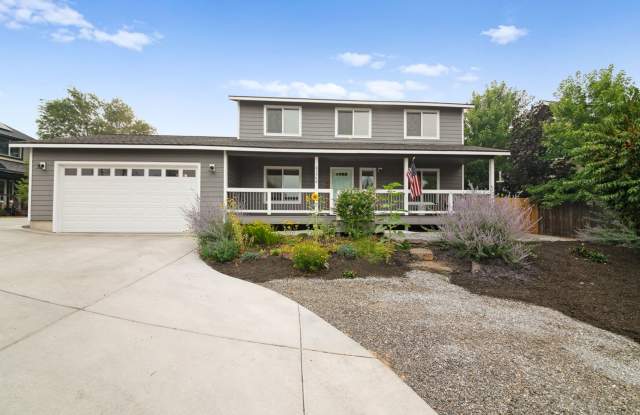 Peaceful  Spacious 4 Bedroom, 3 Bathroom situated on .30 acre private lot with beautiful sunset mountain views - 63586 Stacy Lane, Bend, OR 97701