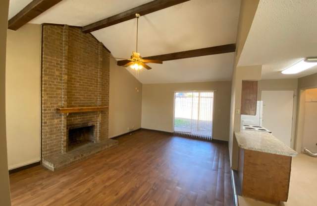 SPACIOUS  CUTE 2 bedroom 2 bath townhouse off Sunset Dr.