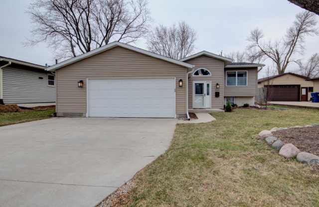 Beautifully updated 4 bed Bettendorf Home