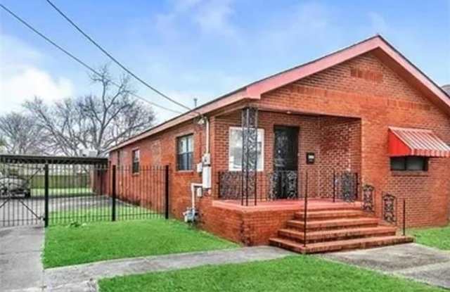 3121 N GALVEZ Street