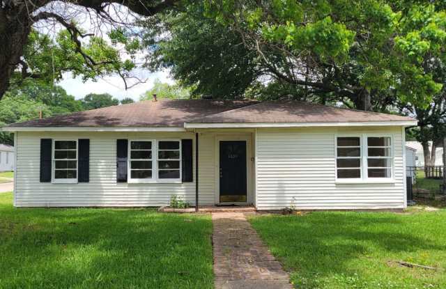 Gorgeous 4 bedroom/1 bath with beautiful kitchen! - 1850 Doris Street, Shreveport, LA 71108