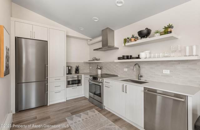 220 W Main Street unit: 210/P1/B6