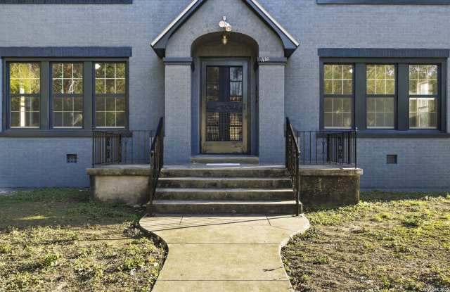 438 W Kings Hwy Unit 1