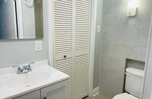 1617 W Superior Street unit: 1R