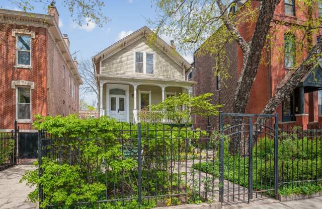 850 W Fullerton Avenue