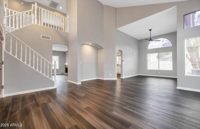 3728 N ROSEWOOD Avenue