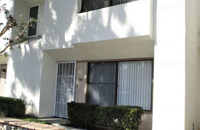 Spacious and Upgraded 2 Bedroom Condominium in Brea