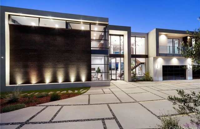 16805 Oak View Drive