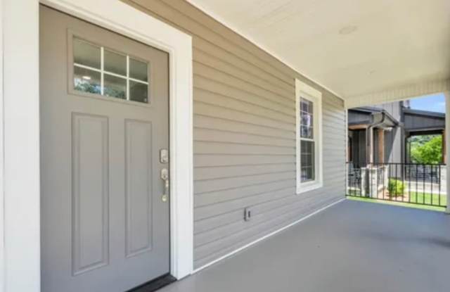 Gorgeous 3/2 Located 1 Block From Downtown Greenville!