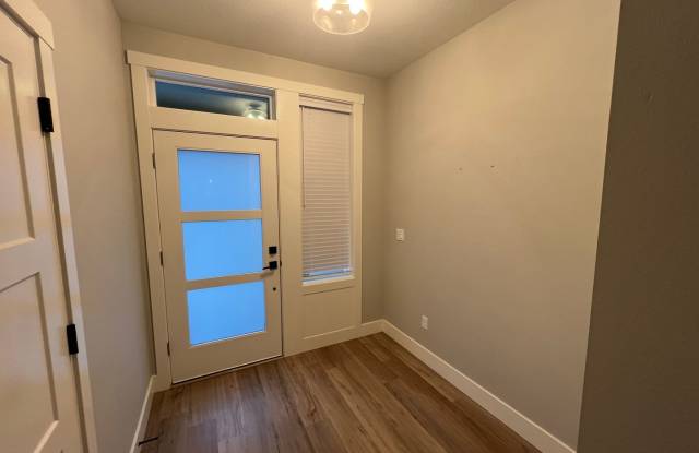 LIKE NEW Prairie Commons Luxury Townhome for Lease - 11918 NE 108th St