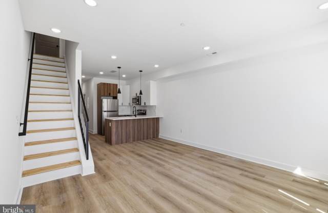 2534 N 11TH Street