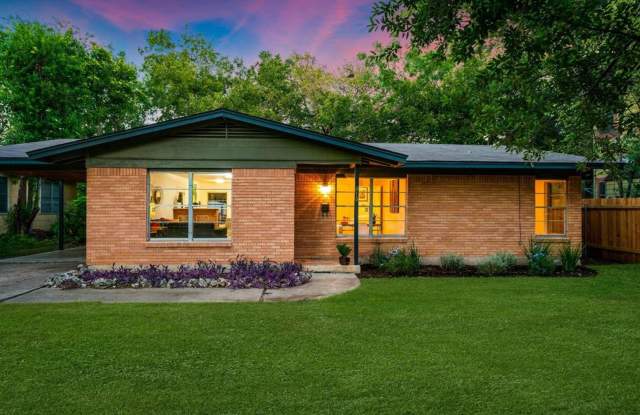 Charming 3 Bed 2 Bath Hyde Park Home for August