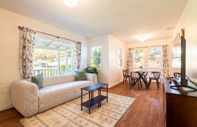 Charming Bungalow with King Size Bed