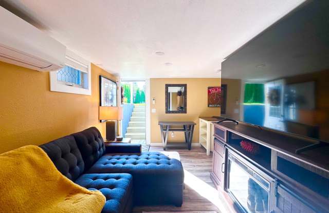 Modern Comfort Meets Convenience – Fully Furnished 2-Bedroom ADU in Milwaukie!