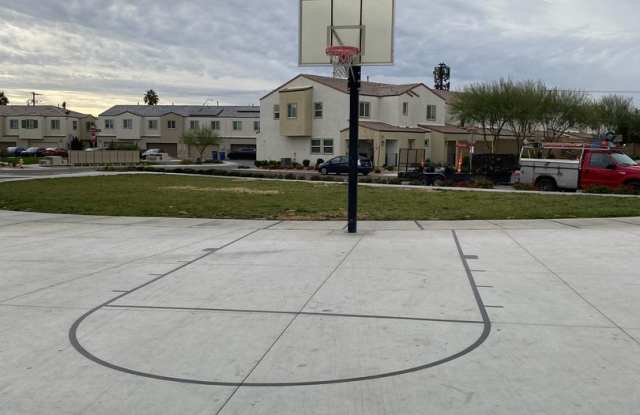 AMERICANA Property Mgmt - Beautiful  gated 3 beds, 2 story Townhouse near NLV Airport