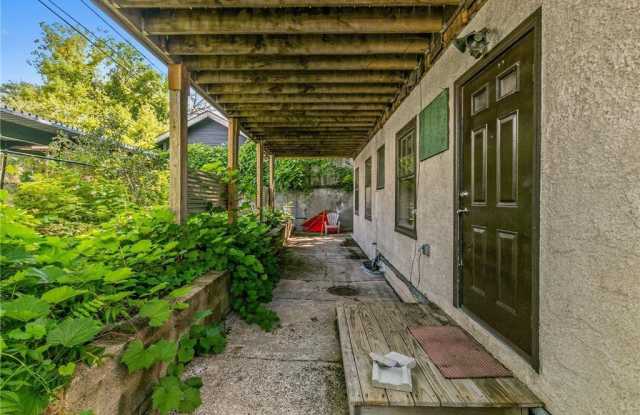 400 W Franklin Avenue